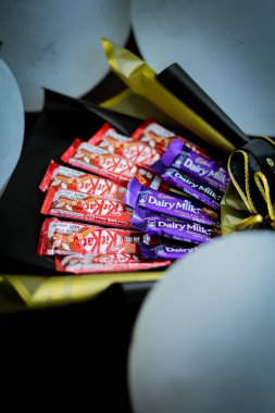 Bangi, Malezya - 8 Ağustos 2019: Ferrero Rocher, düğün, doğum günü, anneler günü, sevgililer günü, kadınlar günü ve diğerleri için hediye olarak tatlı bukette çikolata şekerlemeleri ve çiçekler