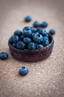Taze toplanmış yabanmersinleri dokuma doğal Screwpine yaprağı kasesinde.