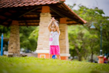 Baba ve şirin küçük Asyalı 2 - 3 yaşında küçük bir kız bebek