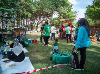Selangor, Malezya - 8 Aralık 2019: Majlis Perbandaran Kajang tarafından takip edilecek geri dönüşümlü eşya ve fikirlerin sergilendiği olay. Çevreye önem vermek.