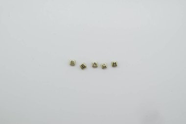 BEACH Kelime altın renkli bloklardan yapılır.