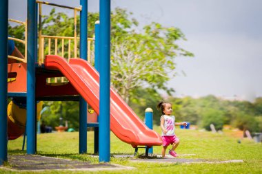 Baba ve şirin küçük Asyalı 2 - 3 yaşında küçük bir kız bebek