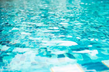 Yüzme havuzunda mavi yırtık su
