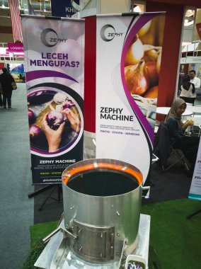 Serdang, Malezya - 30 Ağustos 2019: Minggu Usahawan Nasyonal 2019 'da soğan soymak için kullanılan Zephy makinesi..