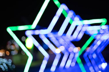 Bulanık ve renkli beş-poin neon yıldız geceleyin.