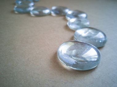 Kahverengi arkaplanda ışık yansımaları olan açık misketler.