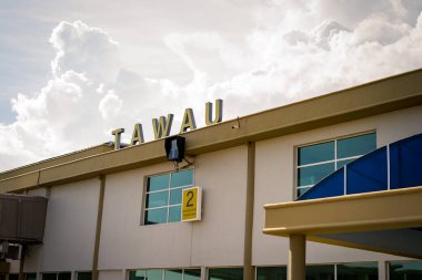 Tawau, Malezya - 24 Kasım 2019: Tawau Havaalanı, bulutlu gökyüzü altında.