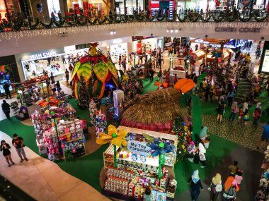 Arka planda pazarda renkli oyuncaklar