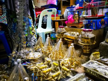 Arka planda şehirdeki elbise mağazası