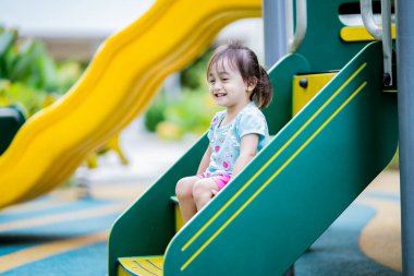 Küçük şirin Asyalı 2-3 yaşında, çocuk parkında küçük bir kız çocuğu. 