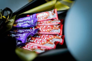 Bangi, Malezya - 8 Ağustos 2019: Ferrero Rocher, düğün, doğum günü, anneler günü, sevgililer günü, kadınlar günü ve diğerleri için hediye olarak tatlı bukette çikolata şekerlemeleri ve çiçekler