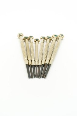 Beyaz arkaplanda izole edilmiş hassas tornavida.