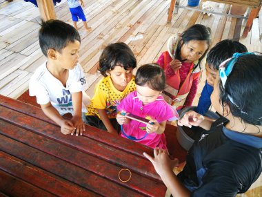 Oynayan çocuklar, arka planda seyahat yeri