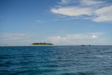 Semporna, Borneo, Sabah 'ta küçük adalı koyu mavi ve turkuaz yeşili..