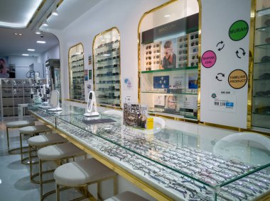 Bangi, Malezya - 22 Eylül 2019: Optik dükkanında gösterilen gözlük raflarından oluşan gözlükler.