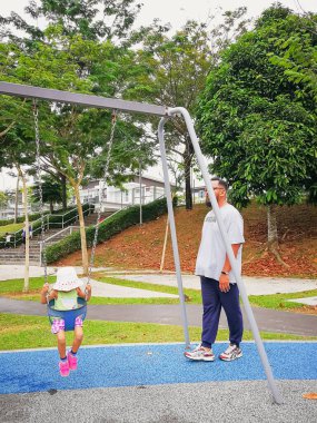 Nilai, Malezya - 30 Kasım 2019: Çocuk parkında aile eğlencesi.