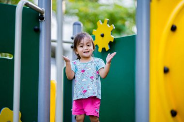 Küçük şirin Asyalı 2-3 yaşında, çocuk parkında küçük bir kız çocuğu. 