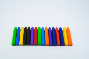 Okul gereçleri, beyaz arka planda renkli boya kalemleri..