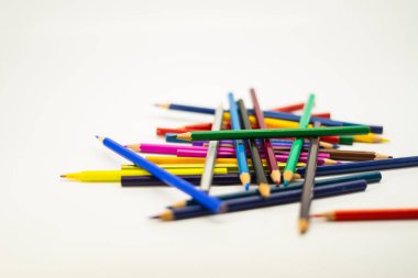 Beyaz arka planda izole edilmiş renkli kalemler. Kapatın..