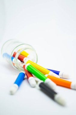 Renkli okul gereçleri, beyaz arkaplanda kırtasiye - başlık için alan