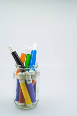 Renkli okul gereçleri, beyaz arkaplanda kırtasiye - başlık için alan