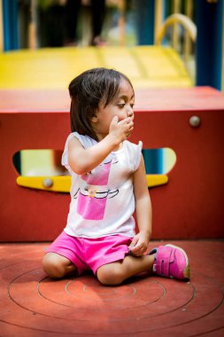 Baba ve şirin küçük Asyalı 2 - 3 yaşında küçük bir kız bebek