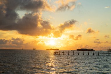 Bulutları ve denizi olan karanlık gökyüzü, Semporna 'da gün doğumu, Sabah, Malezya.