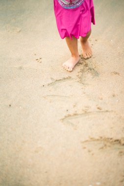 Sahilde eğlenen küçük çocukla mutlu bir Asyalı aile. Neşeli Aile. Seyahat ve Tatil
