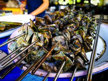 Taze pişmiş sata ya da masada balık kebabı..