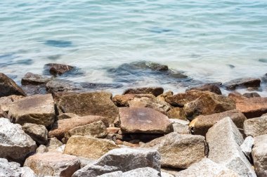 Kayalık sahil ve su.