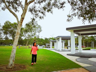 Nilai, Malezya - 30 Kasım 2019: Parkta koşan ve oynayan çocuklar.