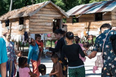 Sibuan, Malezya - 26 Kasım 2019: Bajau Laut halkı Sibuan adasındaki köylerinde, Semporna. Adadaki köylerde yaşıyorlar..