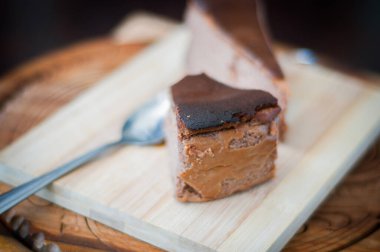 Kahverengi ahşap arka planda yanmış çikolatalı kek. seçici