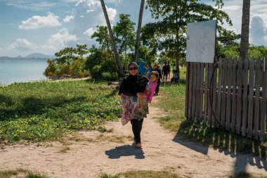 Semporna, Malezya - 26 Kasım 2019: Sibuan Adası, Semporna, Borneo, Sabah, Malezya.
