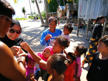 Sibuan, Malezya - 26 Kasım 2019: Bajau Laut halkı Sibuan adasındaki köylerinde, ASemporna. Adadaki köylerde yaşıyorlar..