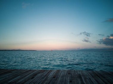 Semporna, Borneo Sabah, Malezya 'daki tropikal adada gökyüzüne karşı geniş bir deniz manzarası.