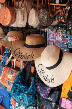 Semporna, Malezya - 28 Kasım 2019: Yerel halk ejderha hanı yakınlarındaki turistlere mal satıyor..