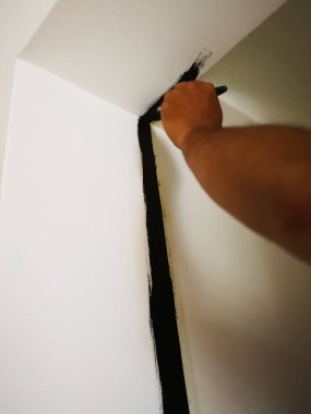 Evde siyah boyalı el boyası. Bir diy projesi.