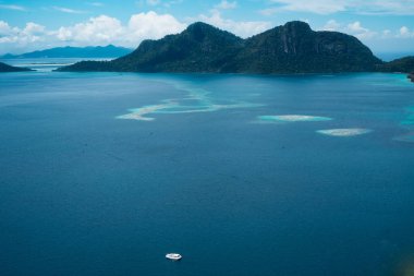 Ada Semporna 'nın tepesinden Bohey Dulang' ın panoramik manzarası, Sabah.