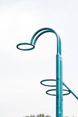 Açık mavi uzun direk beyaz arka plana karşı, alıntı ekipmanı.