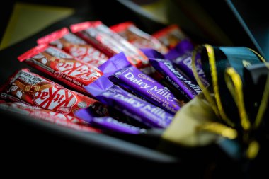 Bangi, Malezya - 8 Ağustos 2019: Ferrero Rocher, düğün, doğum günü, anneler günü, sevgililer günü, kadınlar günü ve diğerleri için hediye olarak tatlı bukette çikolata şekerlemeleri ve çiçekler