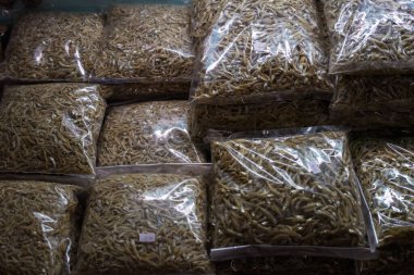 Sabah, Malezya 'da bir pazarda sergilenen plastik bir kaba doldurulmuş kurutulmuş ançüezler..