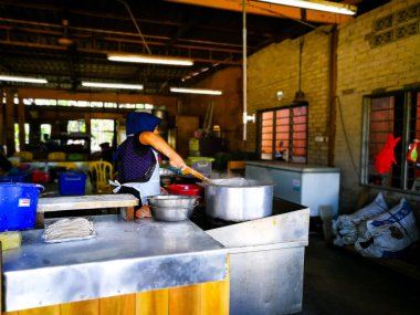Terengganu, Malezya - 28 Temmuz 2018: Setiu 'nun en ünlü dükkanında geleneksel bir balık ürünü olan' Keropok Lekor 'u yapan kimliği belirsiz işçilerin görüntüsü.