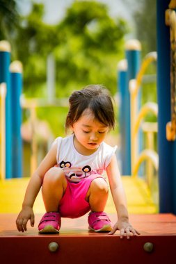 Baba ve şirin küçük Asyalı 2 - 3 yaşında küçük bir kız bebek