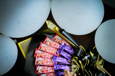 Bangi, Malezya - 8 Ağustos 2019: Ferrero Rocher, düğün, doğum günü, anneler günü, sevgililer günü, kadınlar günü ve diğerleri için hediye olarak tatlı bukette çikolata şekerlemeleri ve çiçekler