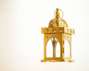 Beyaz arkaplanda güzel bir İslami lamba 