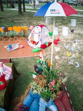 Denim kot konseptini geri dönüştür. İçinde bitkiler olan kotlar..