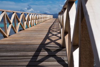 Borneo Sabah Semporna 'daki Bum bum adasının yakınındaki günbatımında tahta köprü..