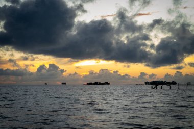 Bulutları ve denizi olan karanlık gökyüzü, Semporna 'da gün doğumu, Sabah, Malezya.