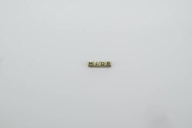 Altın renkli bloklardan yapılmış gizli sözcük.